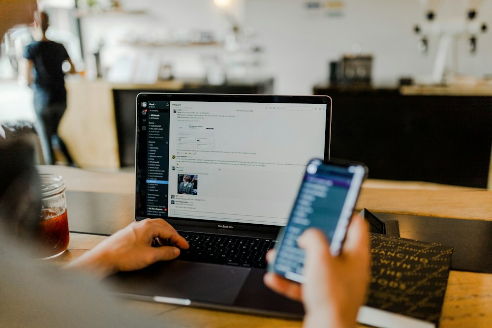 Laptop ve telefon üzerinden online destek