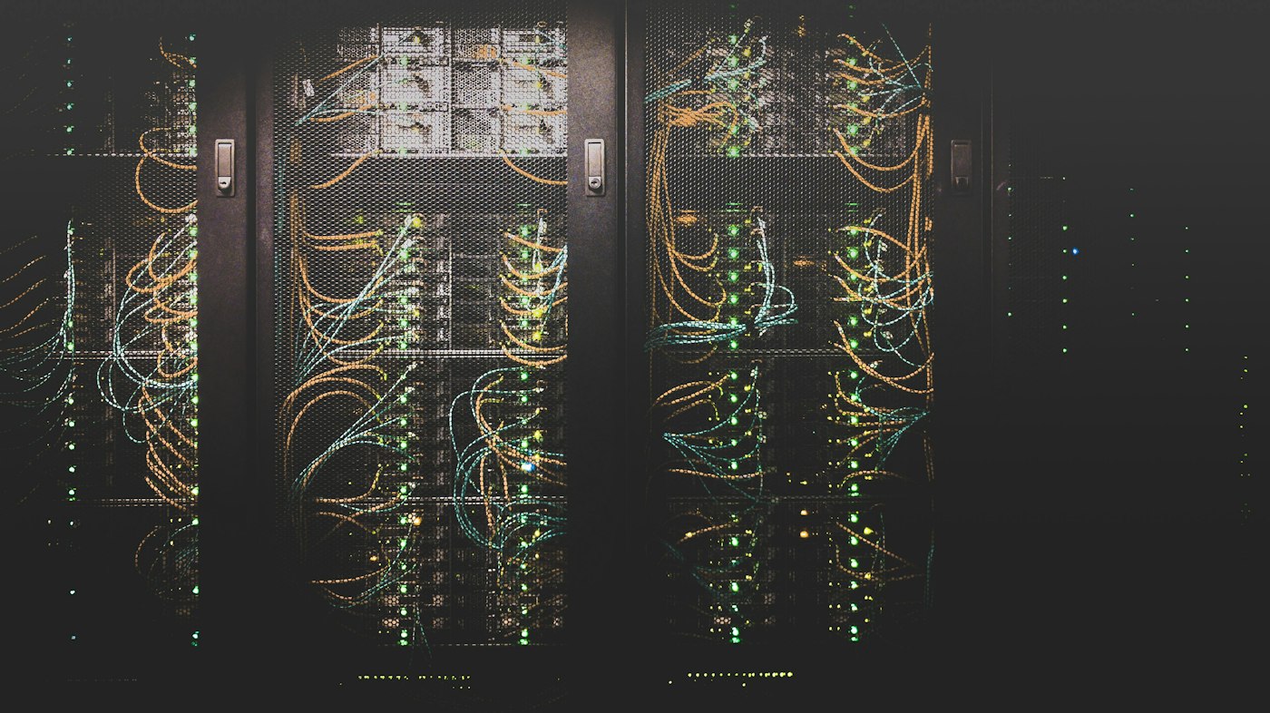 Server kabinindeki network kabloları
